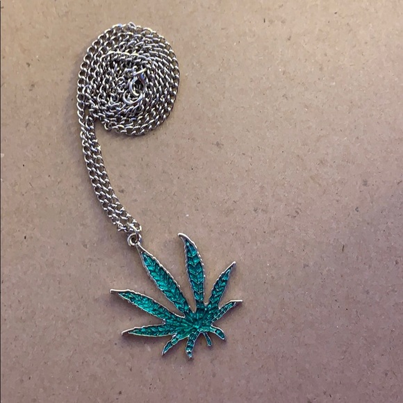 Pot/Hemp Leaf necklace - Picture 3 of 3